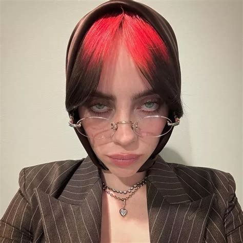 Billie EIlish fans ‘in cardiac arrest’ over rare cleavage。